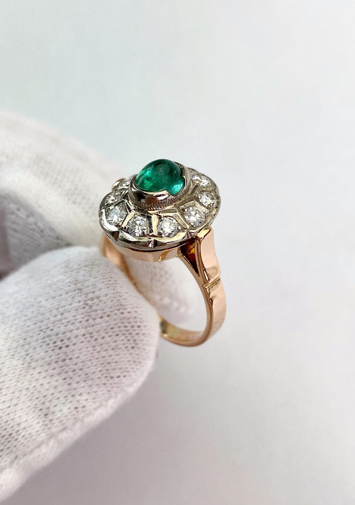 0,9 ct Smaragd & Diamanten Ring: "Grüne Majestät"