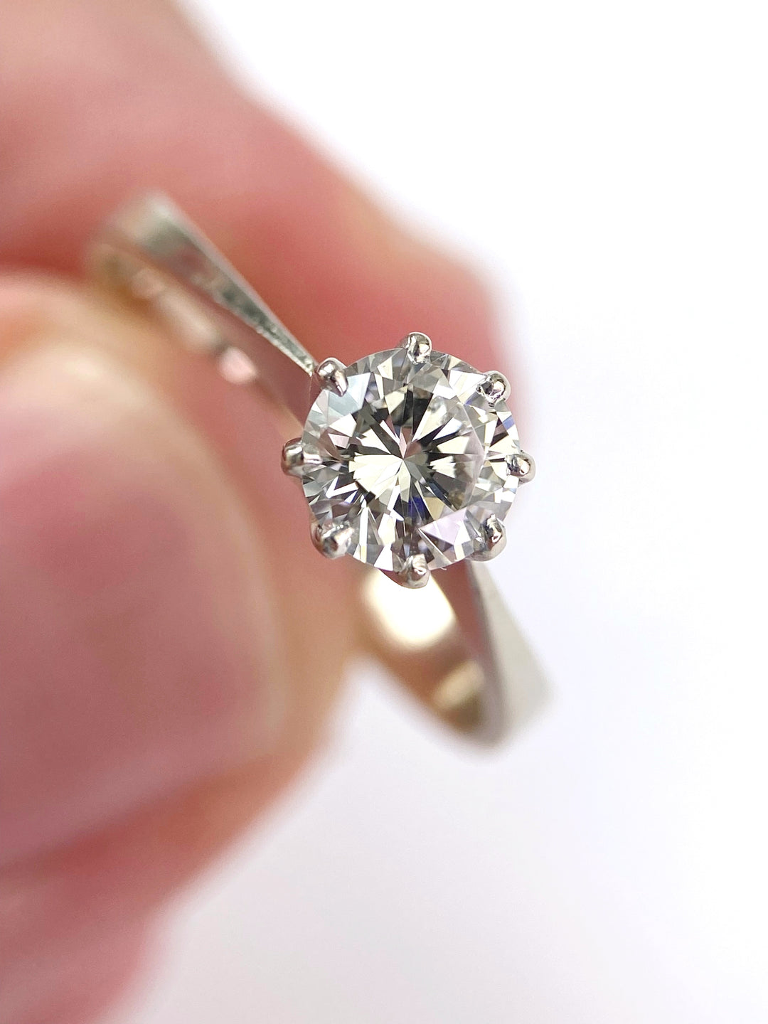 0.7 ct diamond ring in white gold: "Glamourous Modernity"