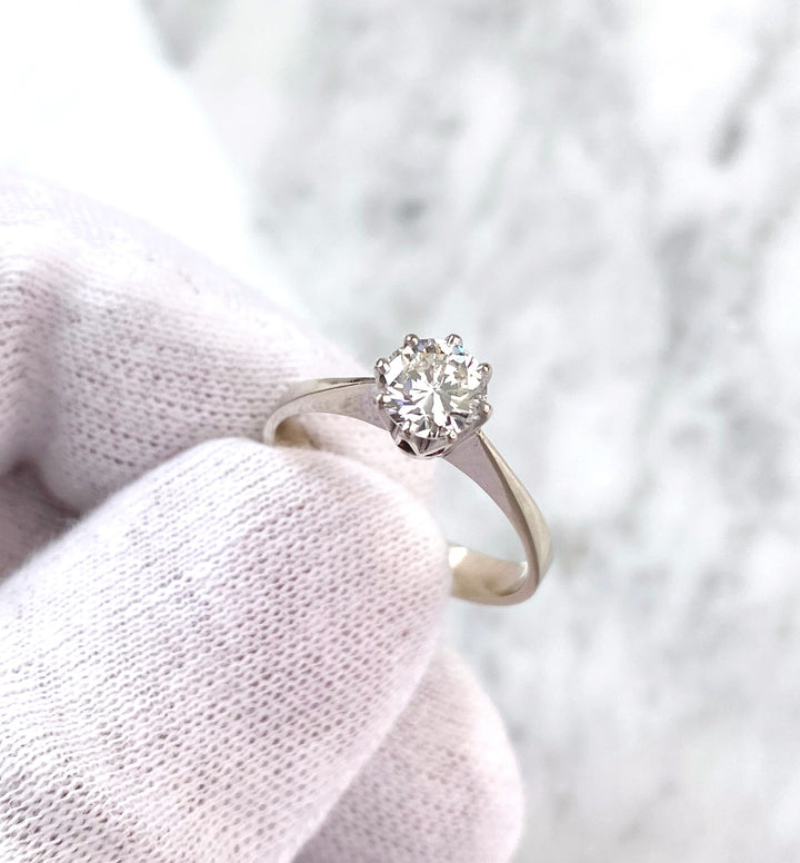 0.7 ct diamond ring in white gold: "Glamourous Modernity"