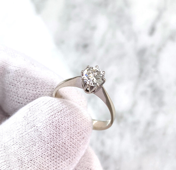 0.7 ct diamond ring in white gold: "Glamourous Modernity"
