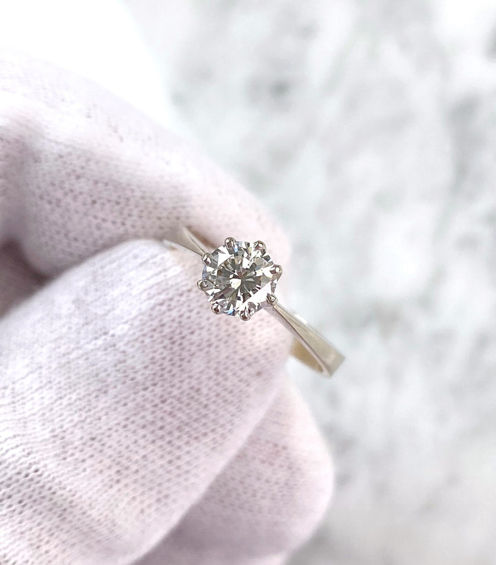 0.7 ct diamond ring in white gold: "Glamourous Modernity"