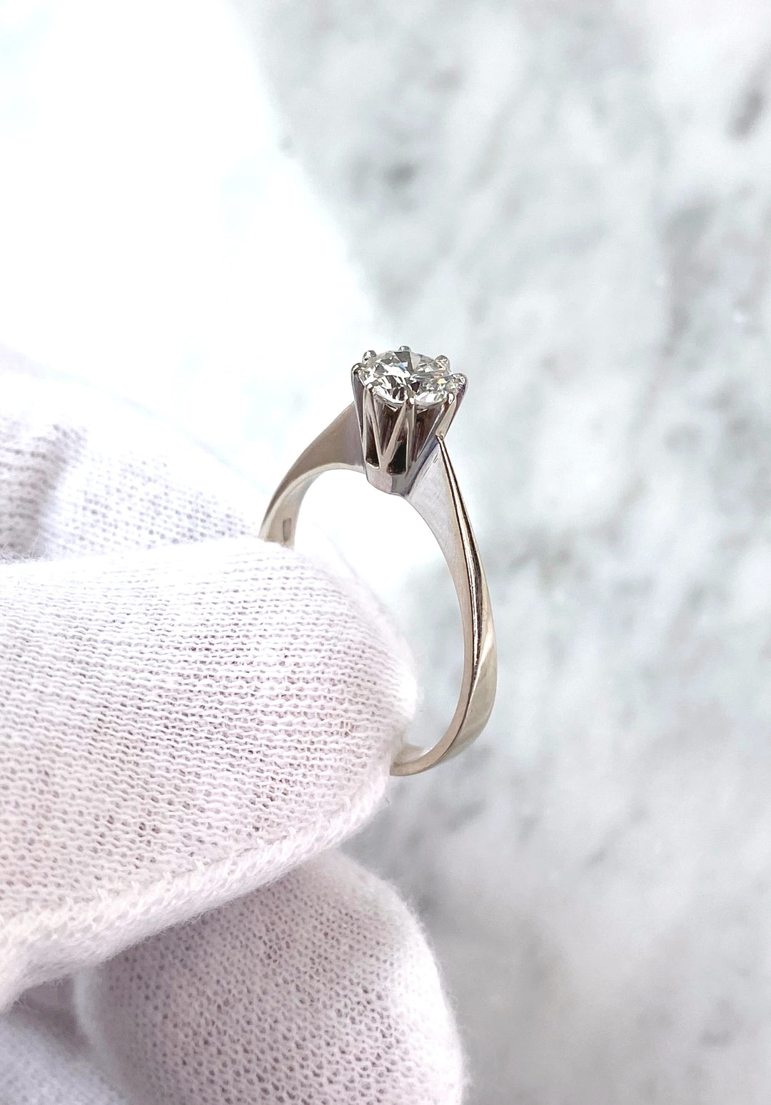 0.7 ct diamond ring in white gold: "Glamourous Modernity"