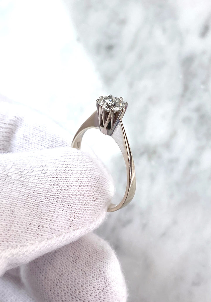 0.7 ct diamond ring in white gold: "Glamourous Modernity"