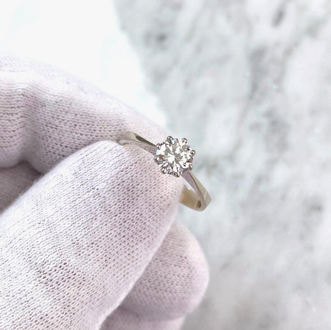 0.7 ct diamond ring in white gold: "Glamourous Modernity"