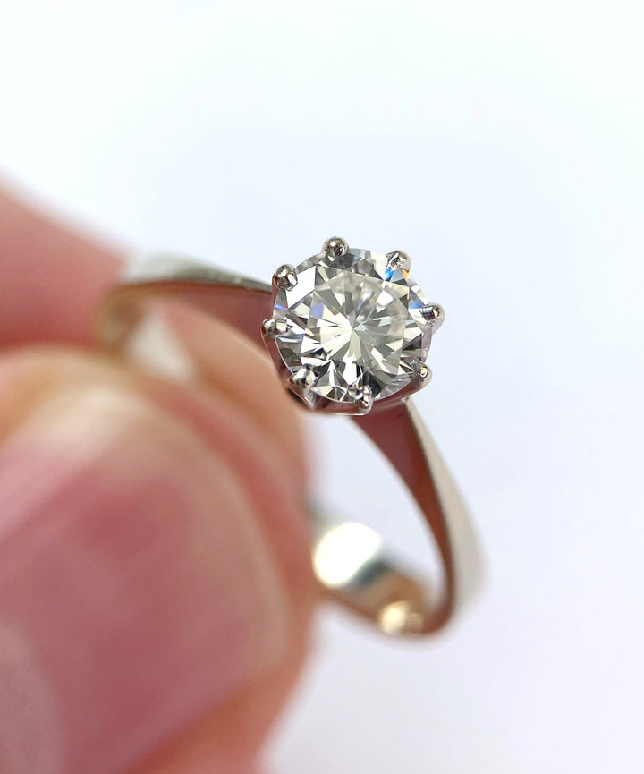 0.7 ct diamond ring in white gold: "Glamourous Modernity"