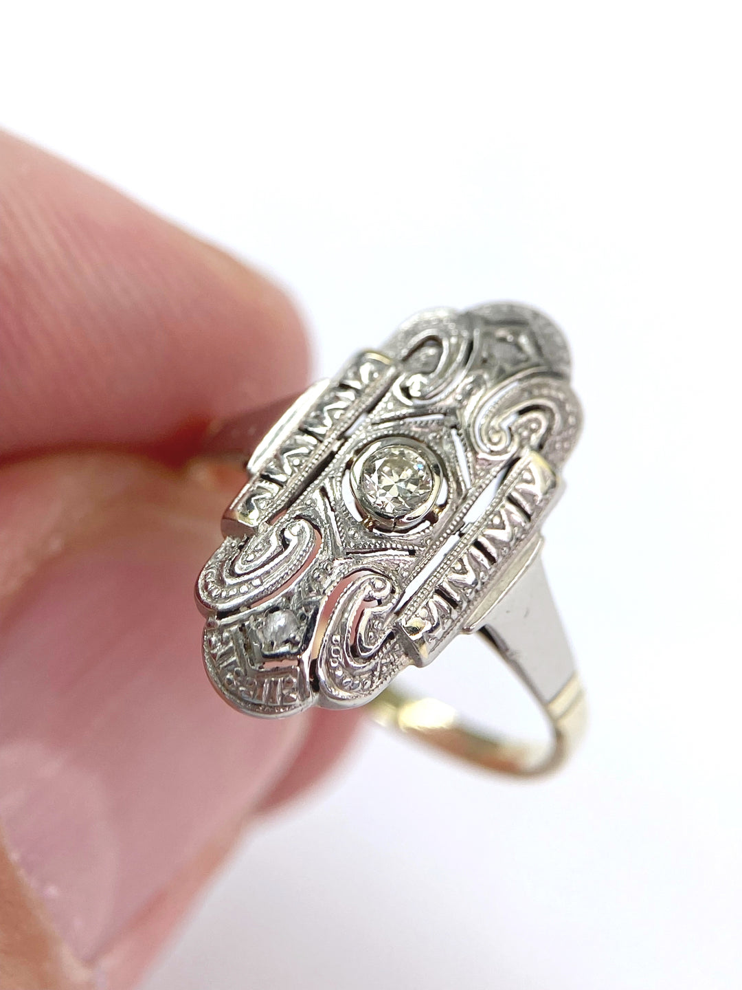 Gelbgoldring Diamanten im Vintage Look: "Glanzvolle Hüllen"