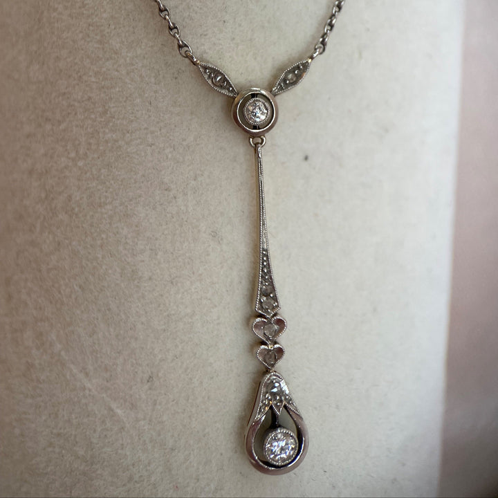 Gesamtansicht – Antike Halskette aus 585er Gelbgold mit Platinfassungen und Diamantbesatz im Old European Cut und Rosenschliff.