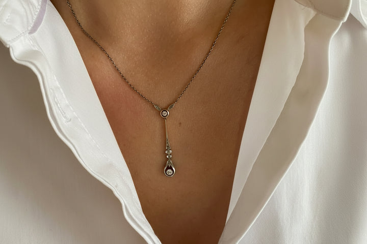 Getragen – Halskette am Modell getragen, die feine Kettengliederung, Gold-Platin-Kombination und zurückhaltende Eleganz sichtbar.