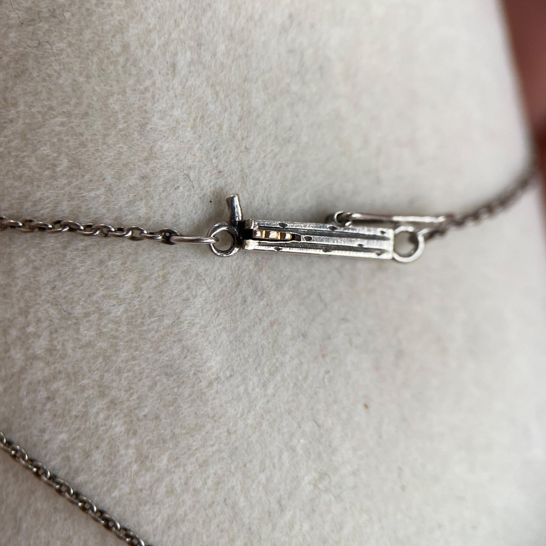 Schließe & Punze – Detailfoto der Halskettenschließe mit Stempel „585“ und Feinarbeiten an Platinfassungen.