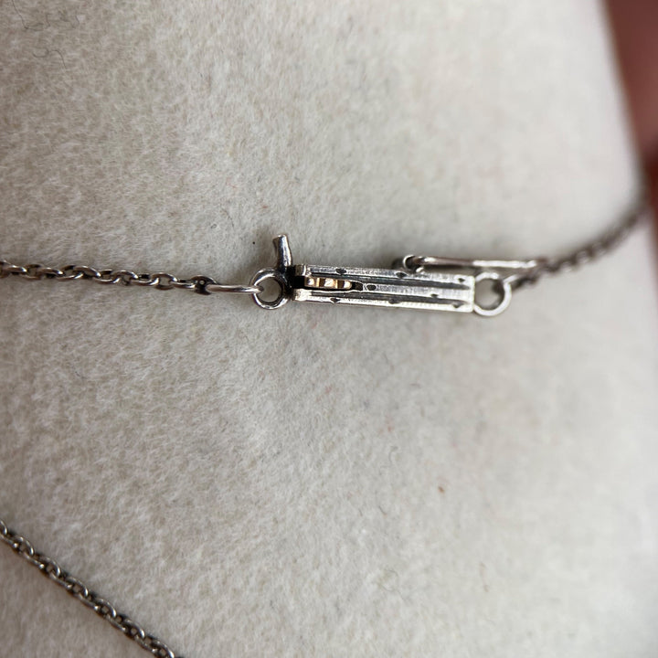 Schließe & Punze – Detailfoto der Halskettenschließe mit Stempel „585“ und Feinarbeiten an Platinfassungen.