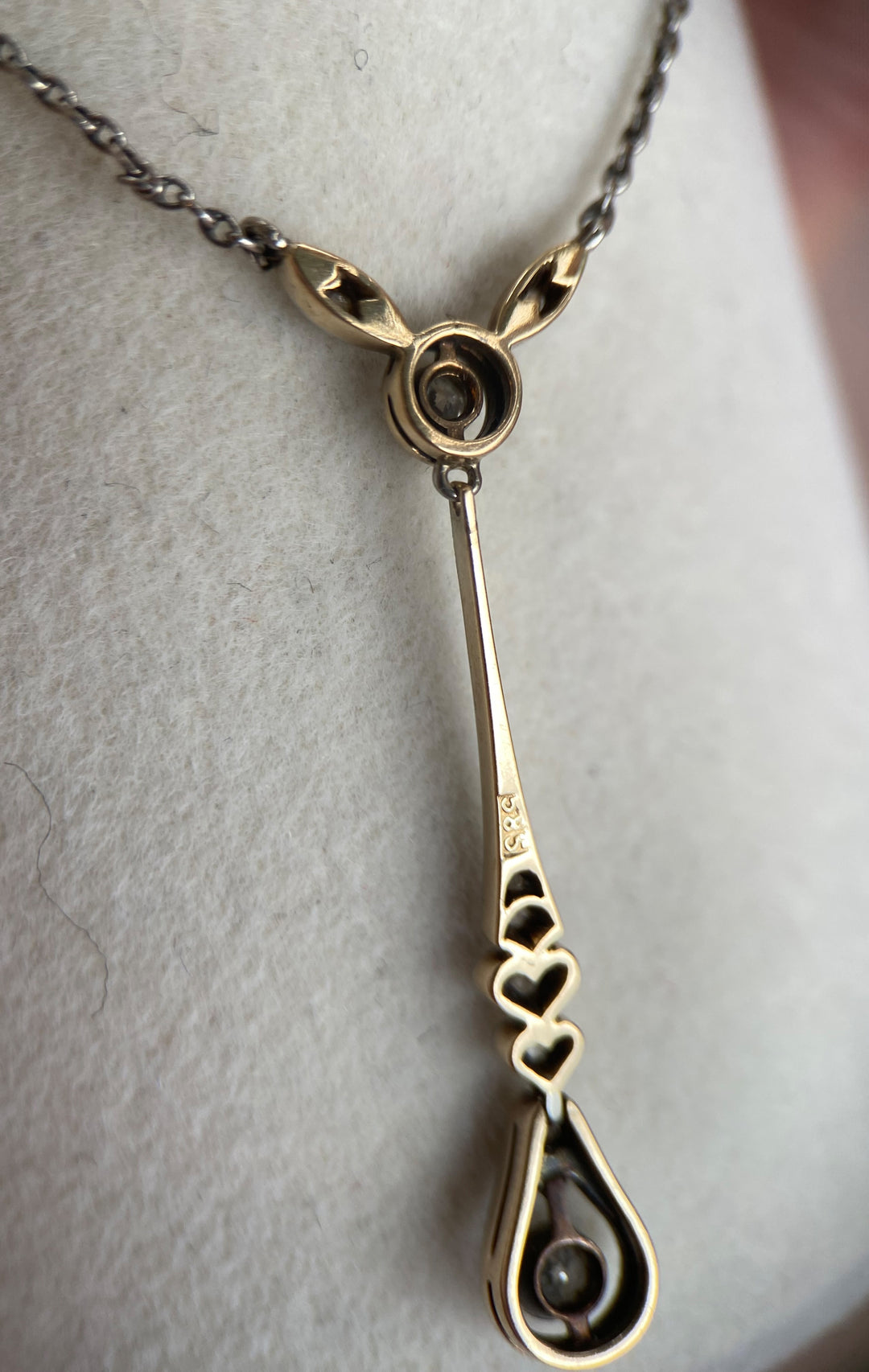 Schließe & Punze – Detailfoto der Halskettenschließe mit Stempel „585“ und Feinarbeiten an Platinfassungen.