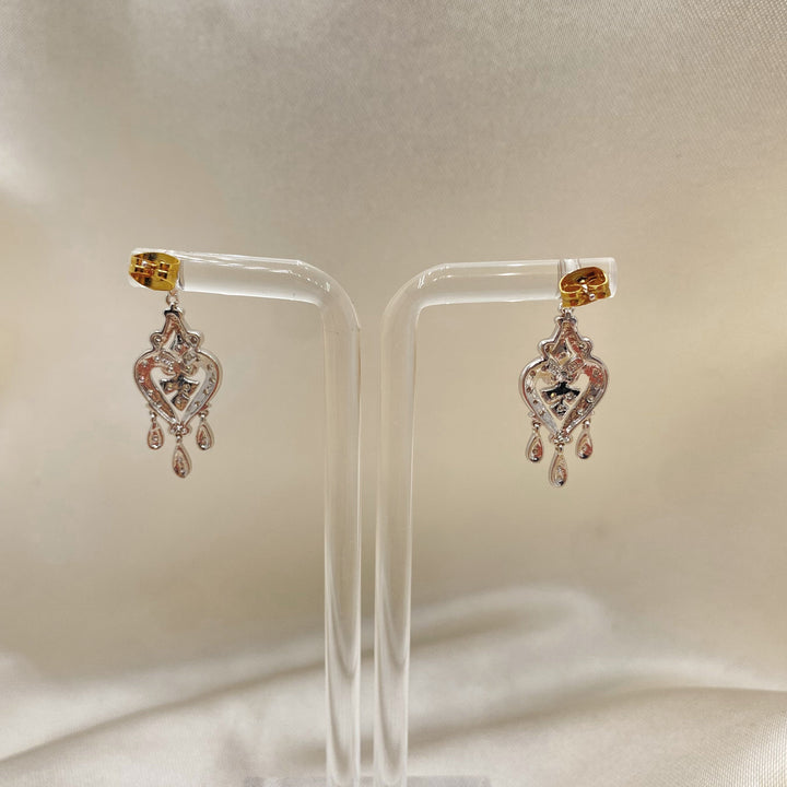 Rückansicht der Ohrringe aus 585er Weißgold mit sauberer Verarbeitung und Verschlussdetail.