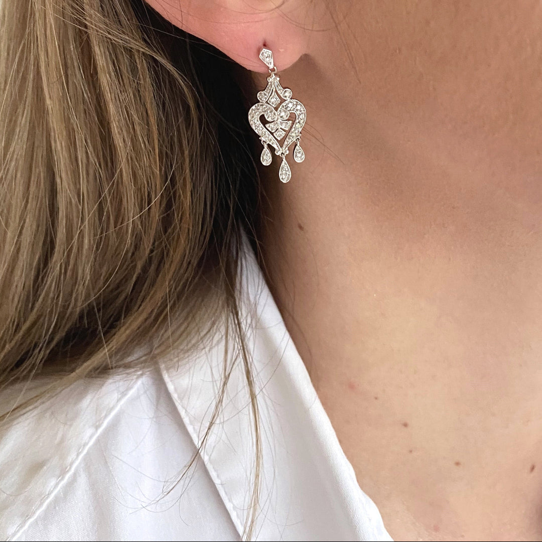 Getragene Weißgold-Ohrringe mit Diamantbesatz – dezente Eleganz und ausgewogene Wirkung am Ohr.