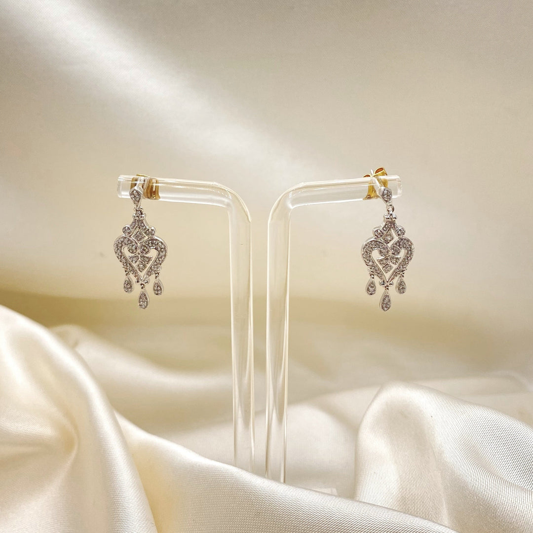 Linker Diamantohrring aus 14-karätigem Weißgold mit gleichmäßig gefassten Achtkant-Diamanten.