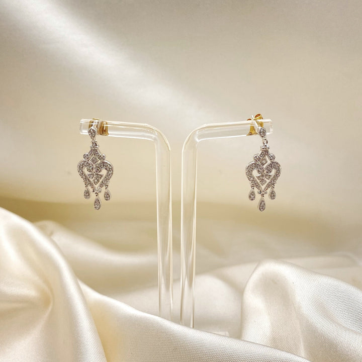 Linker Diamantohrring aus 14-karätigem Weißgold mit gleichmäßig gefassten Achtkant-Diamanten.