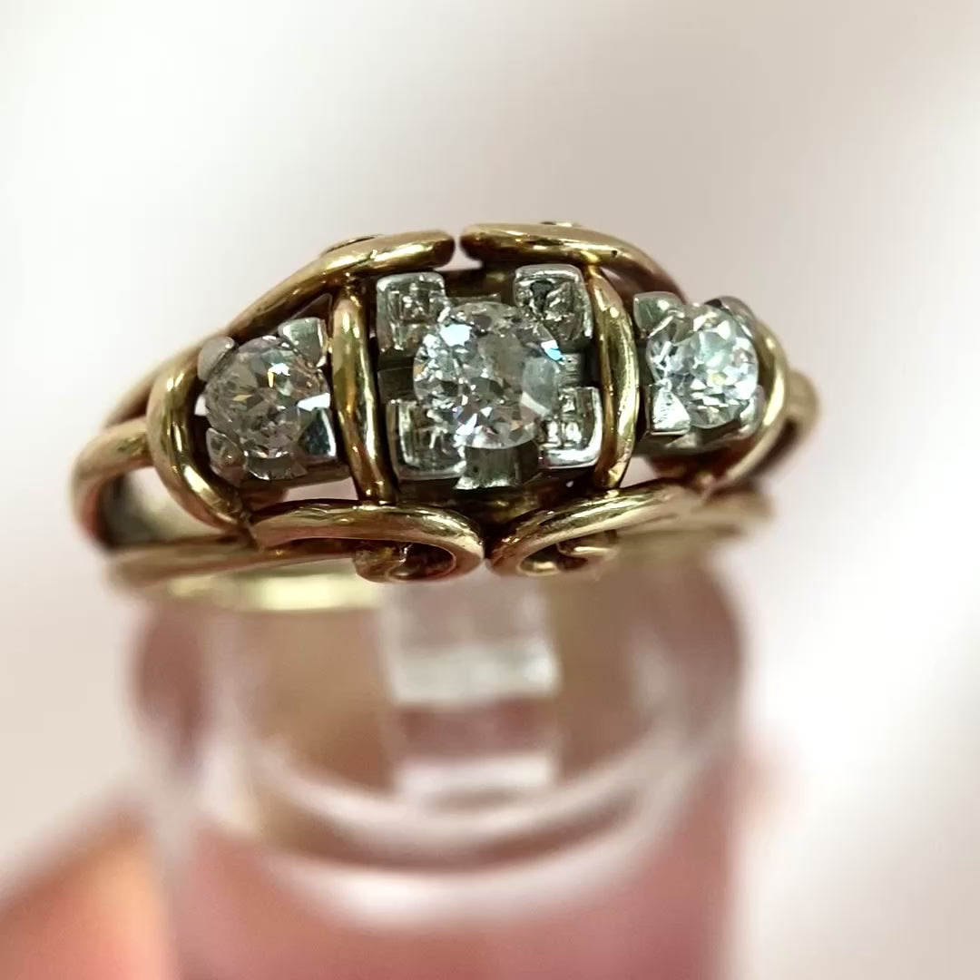 Video: 360‑Grad‑Produktvideo des Vintage Diamant‑Rings mit Gelb‑ und Weißgold, Rundumblick auf Edelsteine und historische Design‑Details in Bewegung