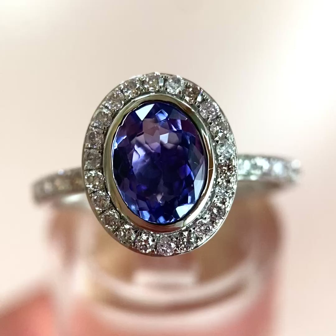 Video: 360‑Grad‑Produktvideo des Weißgold‑Tanzanit‑Diamant‑Rings, Rundumblick auf Edelsteine und modernes Design in Bewegung