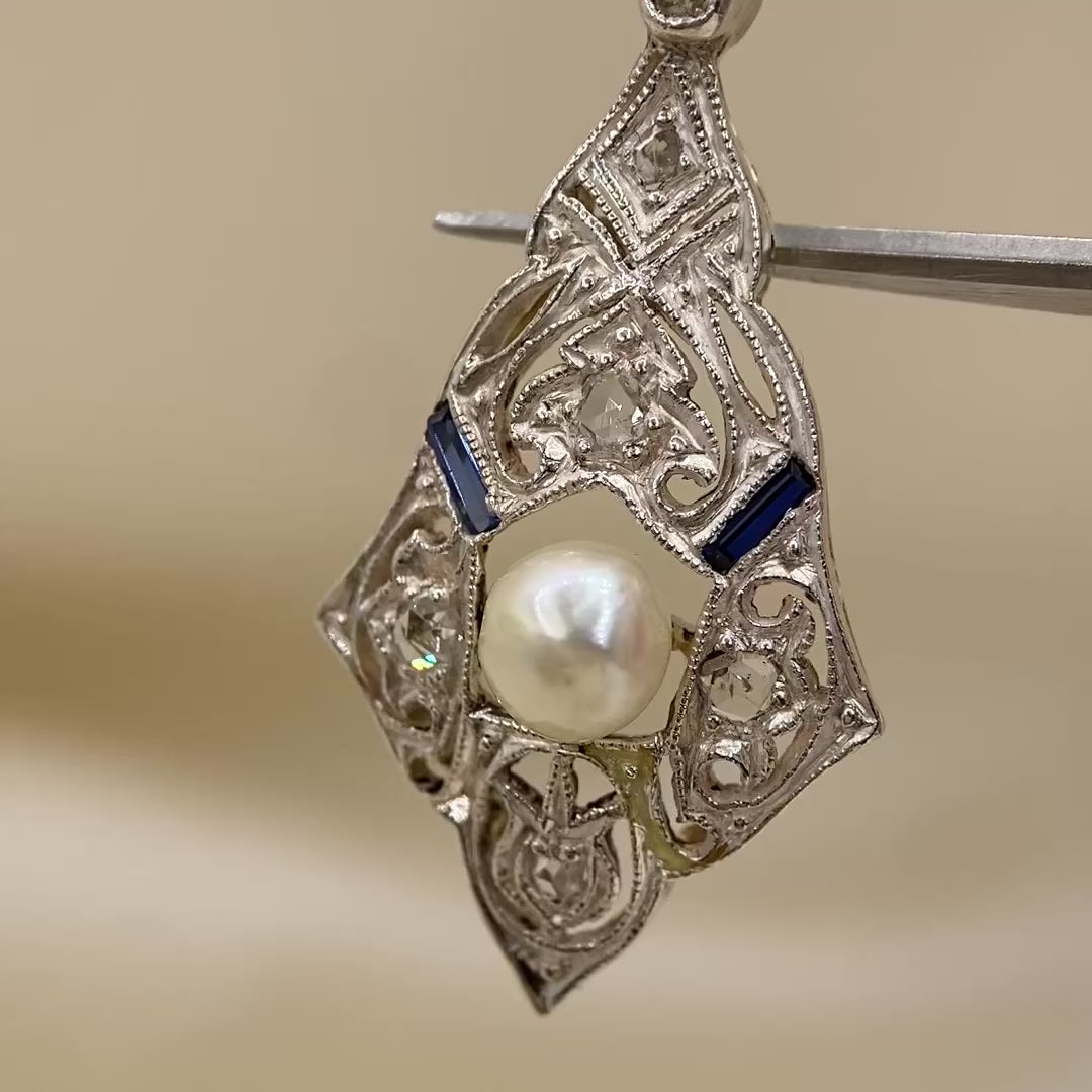 Video: 360‑Grad‑Produktvideo des Gelbgold‑Anhänger mit Perle und Saphiren, zeigt Rundumblick und Detailvielfalt