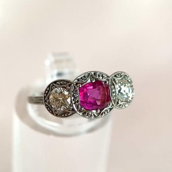 Video: 360‑Grad‑Produktvideo des Vintage‑Rubinrings mit Diamanten und historischem Schliff, Rundumblick auf Edelsteine und Ringdesign in Bewegung