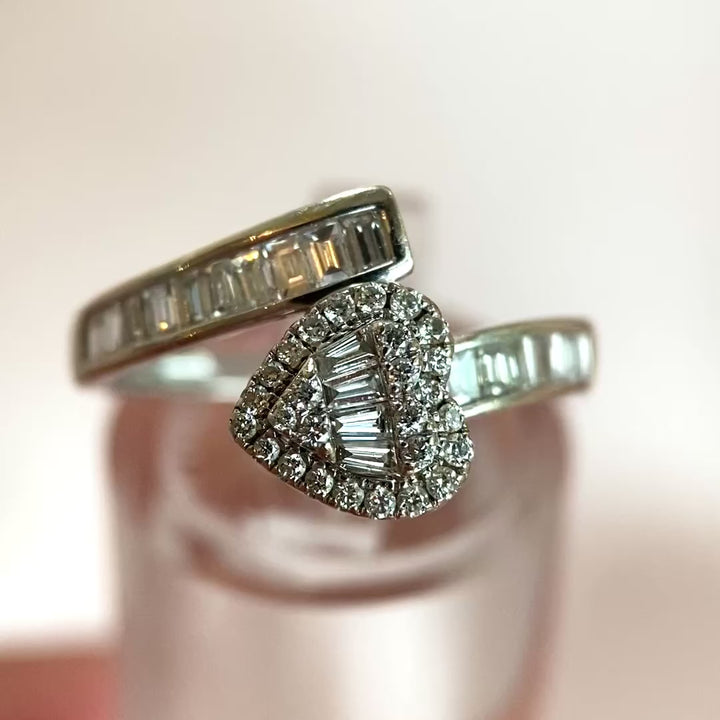 Video: 360‑Grad‑Produktvideo des Weißgoldrings mit Baguette‑ und Brillantdiamanten, Rundumblick auf Edelsteine und Design in Bewegung