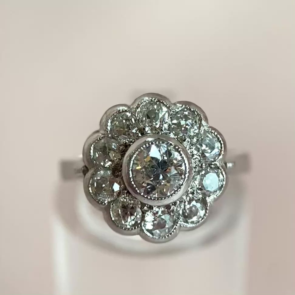 Video: 360‑Grad‑Produktvideo des Weißgold‑Diamantrings mit alten Schliffformen, Rundumblick auf Edelsteine und Ringdetails