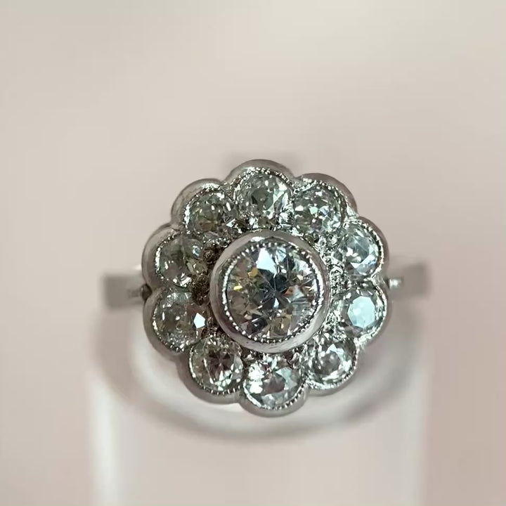 Video: 360‑Grad‑Produktvideo des Weißgold‑Diamantrings mit alten Schliffformen, Rundumblick auf Edelsteine und Ringdetails