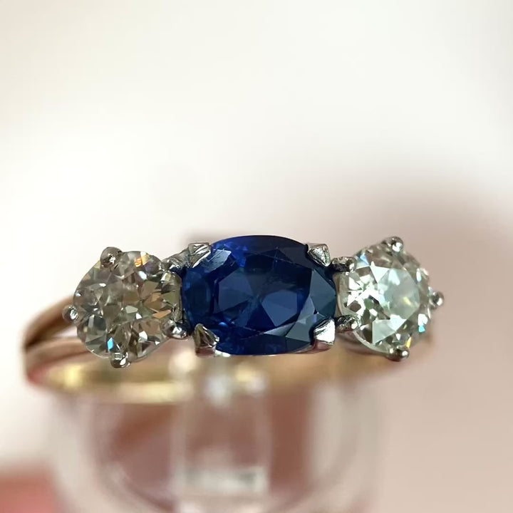 Video: 360‑Grad‑Produktvideo des blauen Saphir‑Rings mit alten Diamantschliffen, Rundumblick auf Edelsteine und Ringdesign in Drehung
