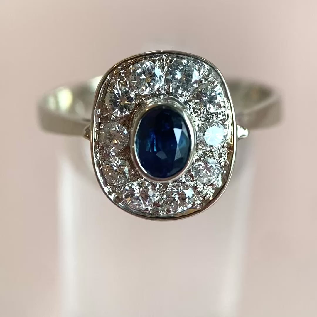 Video: 360-Grad-Produktvideo des Weißgoldrings mit dunkelblauem Saphir und Diamanten, Rundumblick auf Edelsteindetails und Ringdesign in Bewegung