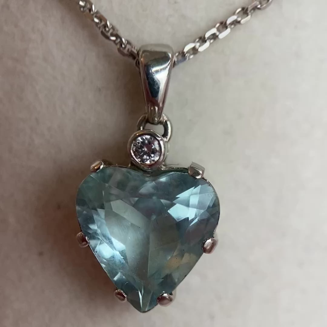 Video: 360‑Grad‑Produktvideo des Weißgold‑Anhänger mit Aquamarin‑Herz und Diamant, Rundumblick auf Edelstein und Schmuckdetails in Bewegung
