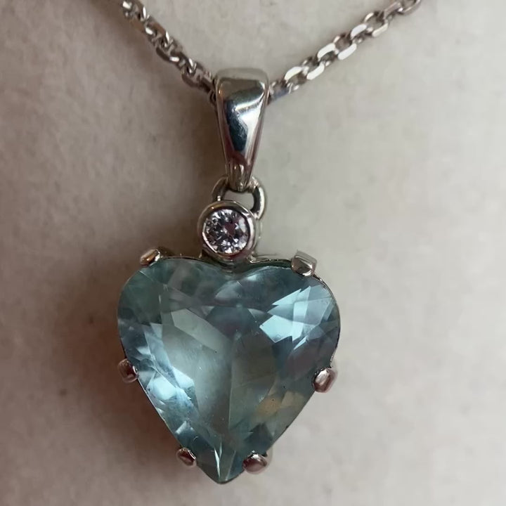 Video: 360‑Grad‑Produktvideo des Weißgold‑Anhänger mit Aquamarin‑Herz und Diamant, Rundumblick auf Edelstein und Schmuckdetails in Bewegung
