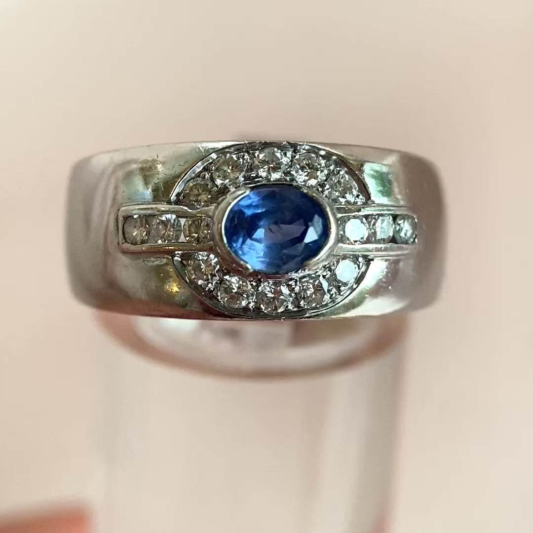 Video: 360‑Grad‑Produktvideo des Weißgold‑Saphir‑Diamant‑Rings mit Wiener Amtspunze, Rundumblick auf Edelsteine und feine Details in Bewegung