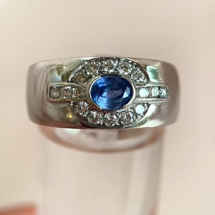 Video: 360‑Grad‑Produktvideo des Weißgold‑Saphir‑Diamant‑Rings mit Wiener Amtspunze, Rundumblick auf Edelsteine und feine Details in Bewegung