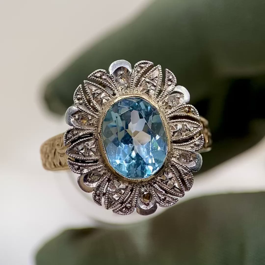 Video: Rotierendes Produktvideo des Gelbgoldrings mit blauem Topas und Diamanten, zeigt alle Seiten und Details in Bewegung