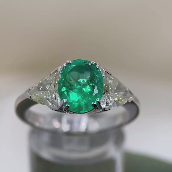 White gold ring with emerald and diamonds – present