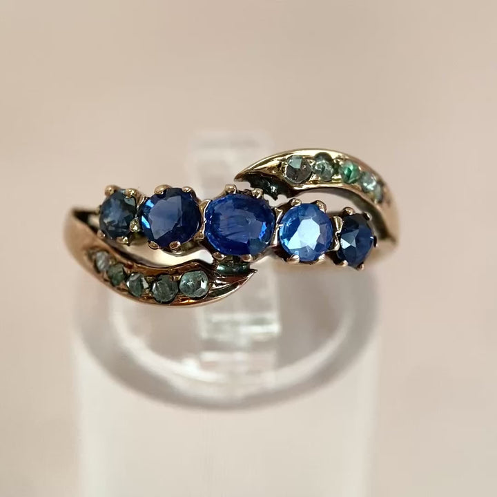 Video: 360‑Grad‑Produktvideo des Vintage Saphir‑Diamant‑Rings aus Gelbgold, Rundumblick auf Edelsteine und antikes Design in Bewegung