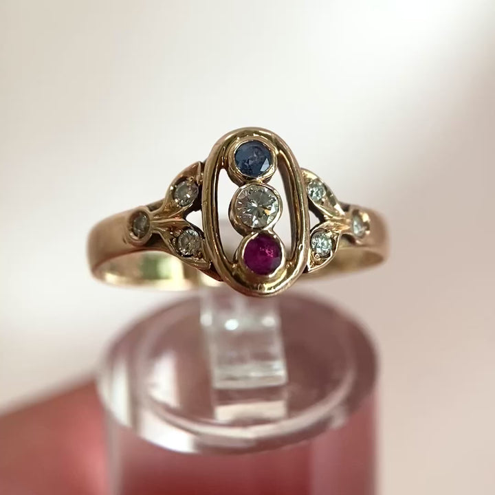 Video: 360-Grad-Produktvideo des historischen Gelbgoldrings mit Diamanten, Rubin und Saphir, zeigt Rundumblick und Details in Bewegung