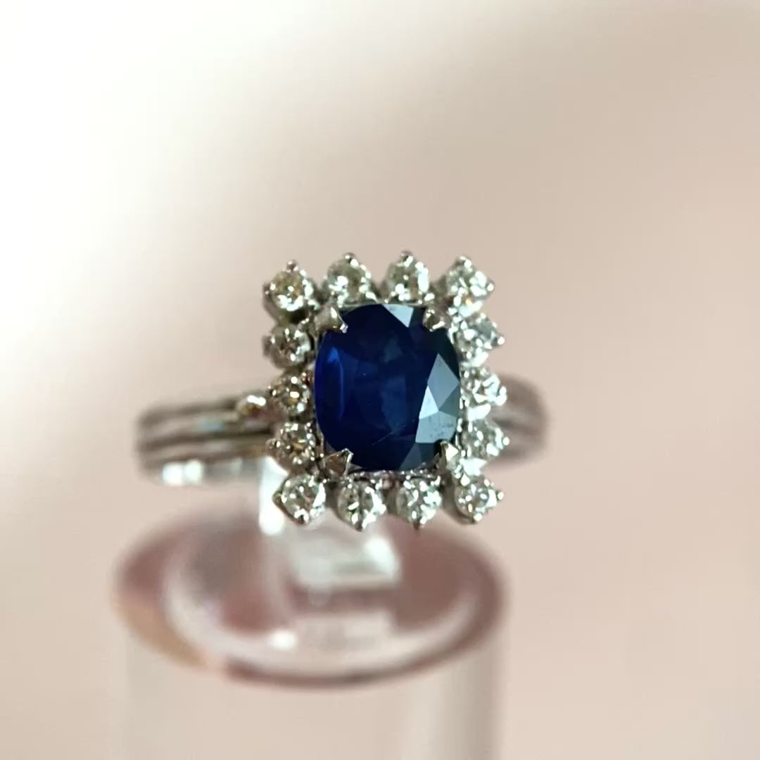 Video: 360‑Grad‑Produktvideo des zeitlosen Saphir‑Diamant‑Rings, Rundumblick auf Edelsteine und klassische Design‑Details in Bewegung