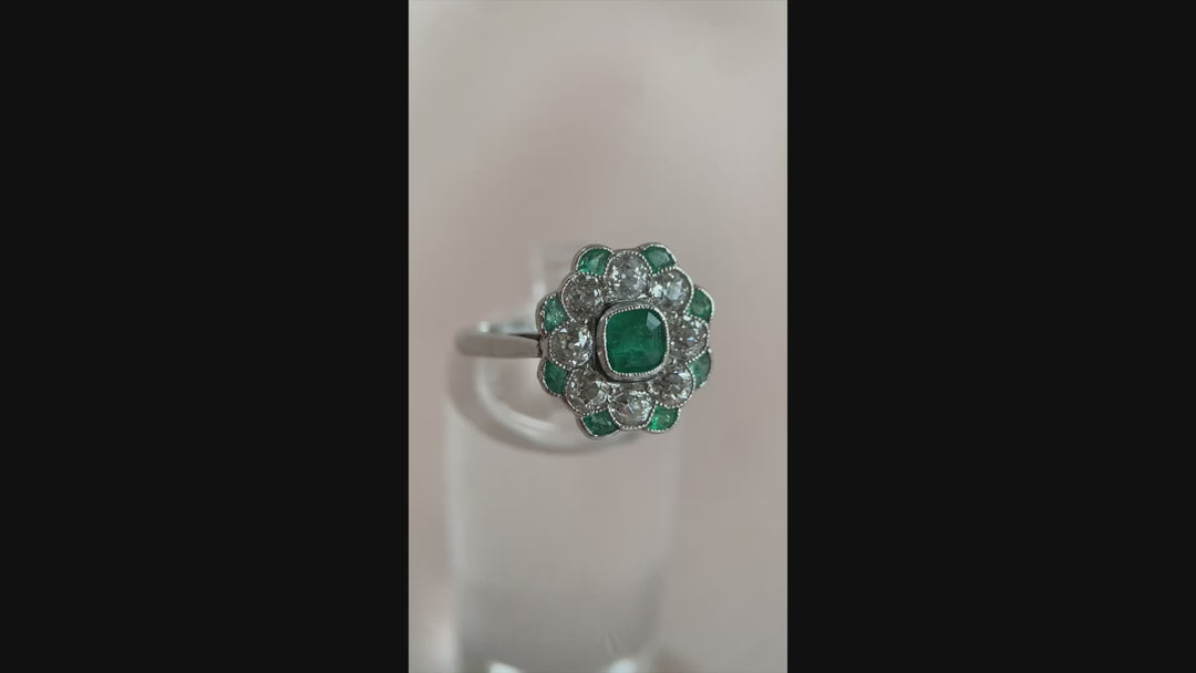 Video: 360-Grad-Produktvideo des antiken Platinrings mit Smaragden und Diamanten in Gelbgold, Rundumblick auf Edelsteine und feine Details in Bewegung 
