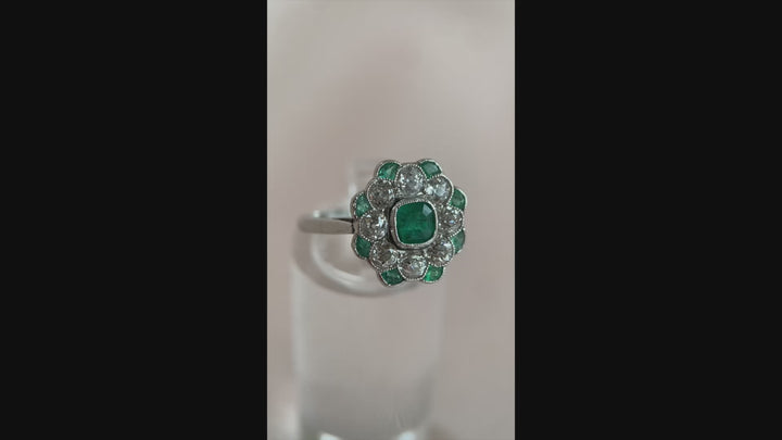 Video: 360-Grad-Produktvideo des antiken Platinrings mit Smaragden und Diamanten in Gelbgold, Rundumblick auf Edelsteine und feine Details in Bewegung 
