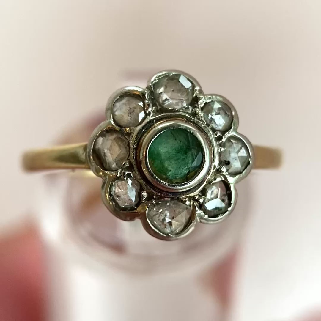 Video: 360‑Grad‑Produktvideo des Vintage‑Weißgoldrings mit Smaragd und funkelnden Diamanten, Rundumblick auf Edelsteine und Design in Bewegung