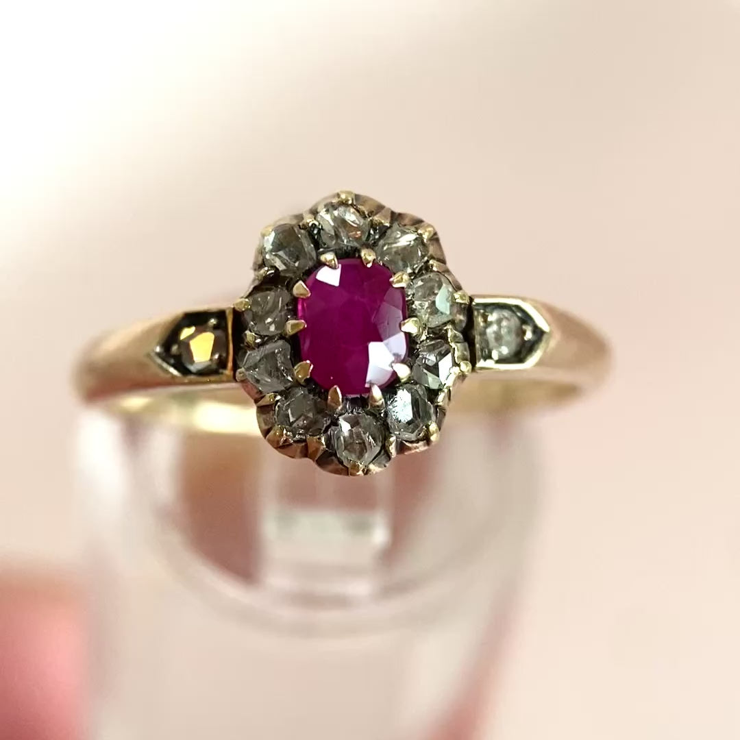 Video: 360‑Grad‑Produktvideo des antiken Rubin‑Diamanten‑Rings aus Gelbgold, zeigt Rundumblick und funkensprühende Details bei Drehung 
Vintage Portfolio Treasury