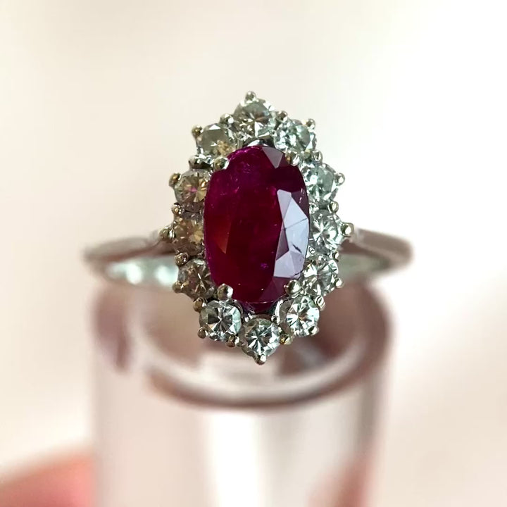 Video: Rotierendes Produktvideo des Weißgoldrings mit Rubin und Diamanten, zeigt alle Seiten und Details in Bewegung