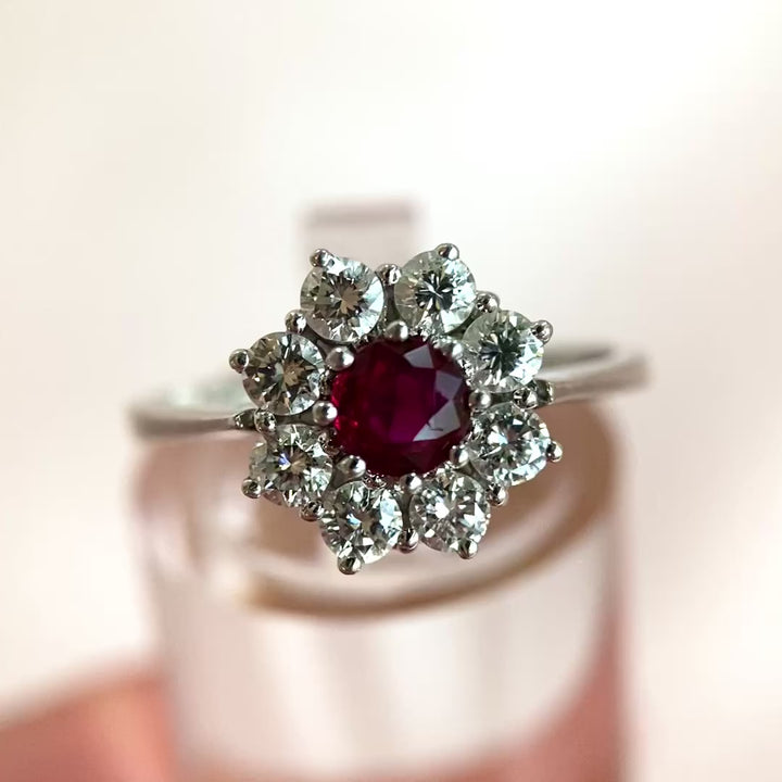 Video: 360‑Grad‑Produktvideo des WEMPE Weißgold‑Rubin‑Diamant‑Rings „Feuersturm“, Rundumblick auf Edelsteine, Fassungen und Design in Bewegung