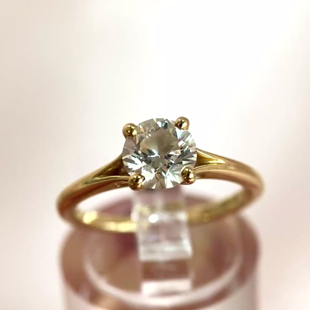 Ladies' ring in 18 karat yellow gold with solitaire diamond