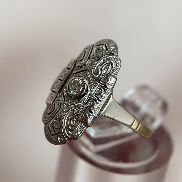 Video: 360-Grad-Produktvideo des Gelbgoldrings aus den 50ern mit Diamanten, Rundumblick auf Edelsteine und Vintage-Design in Bewegung