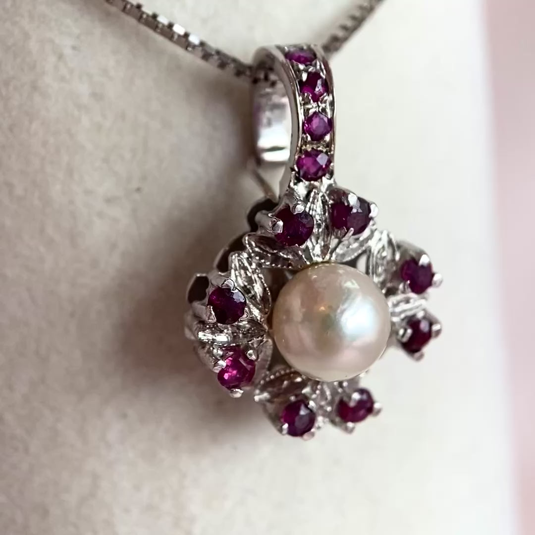 Video: 360‑Grad‑Produktvideo des Weißgold‑Clip‑Pendants mit Perle und Rubinen, Rundumblick auf Edelsteine, Metallarbeit und Design in Bewegung