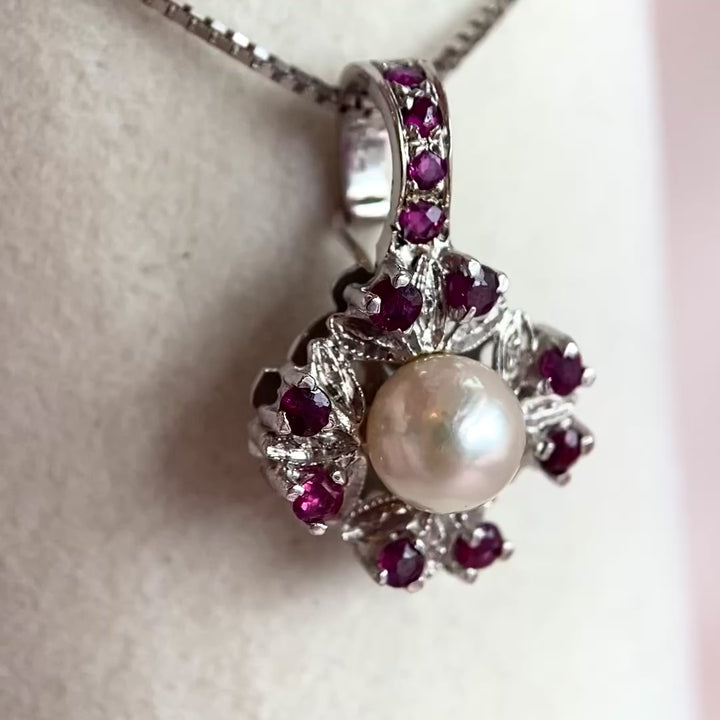 Video: 360‑Grad‑Produktvideo des Weißgold‑Clip‑Pendants mit Perle und Rubinen, Rundumblick auf Edelsteine, Metallarbeit und Design in Bewegung