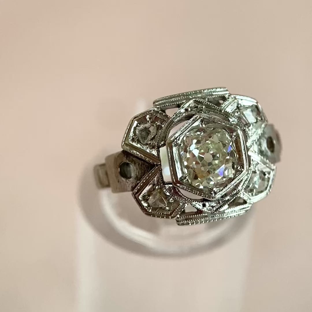 Video: 360‑Grad‑Produktvideo des historischen Weißgold‑Diamantrings mit Kornfassungen, Rundumblick auf Edelsteine und klassische Design‑Details in Bewegung