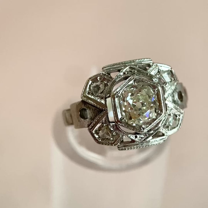 Video: 360‑Grad‑Produktvideo des historischen Weißgold‑Diamantrings mit Kornfassungen, Rundumblick auf Edelsteine und klassische Design‑Details in Bewegung