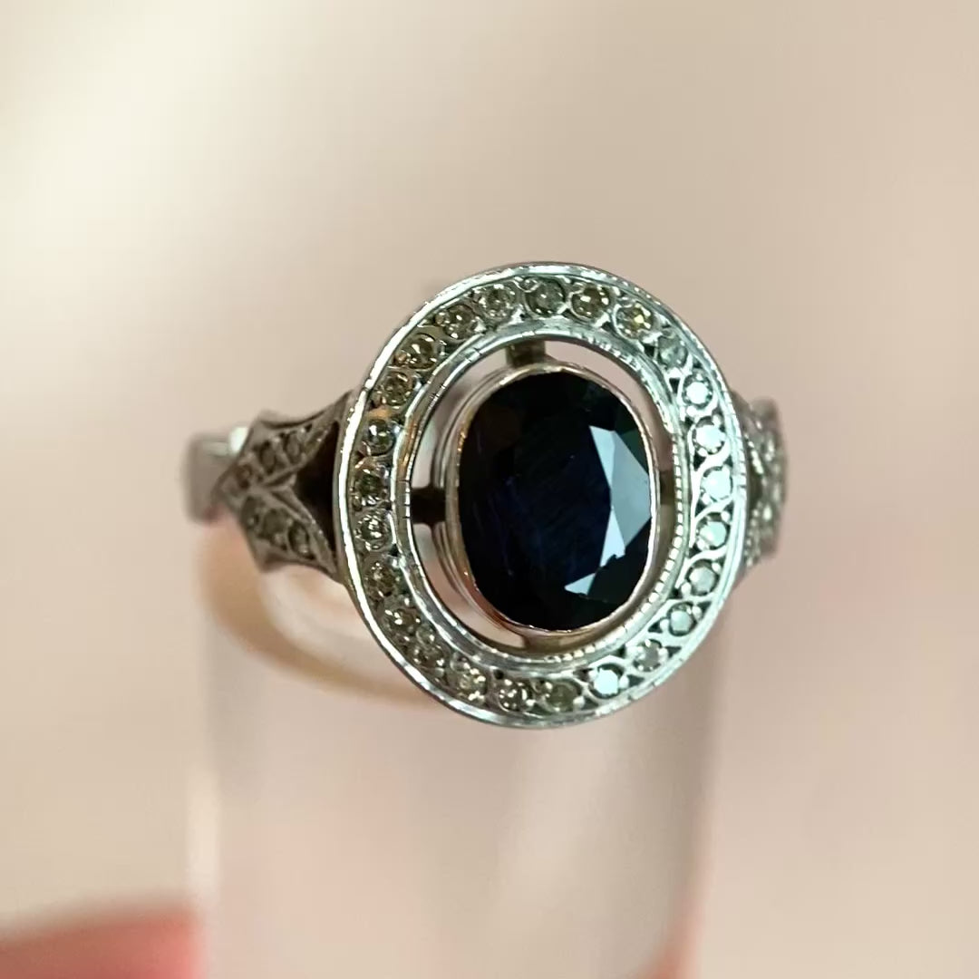 Video: 360‑Grad‑Produktvideo des Weißgoldrings mit dunkelblauem Saphir und Diamanten in Körnerfassungen, Rundumblick auf Edelsteine und Ringdetails